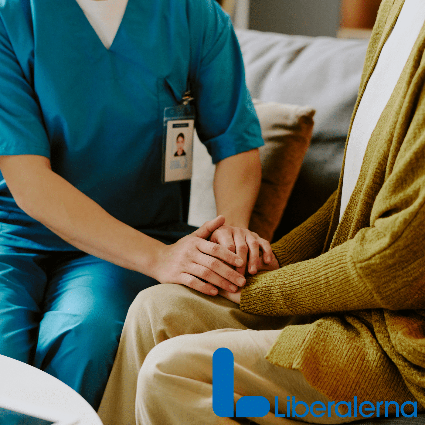 Bild på brukare och personal inom äldreomsorgen